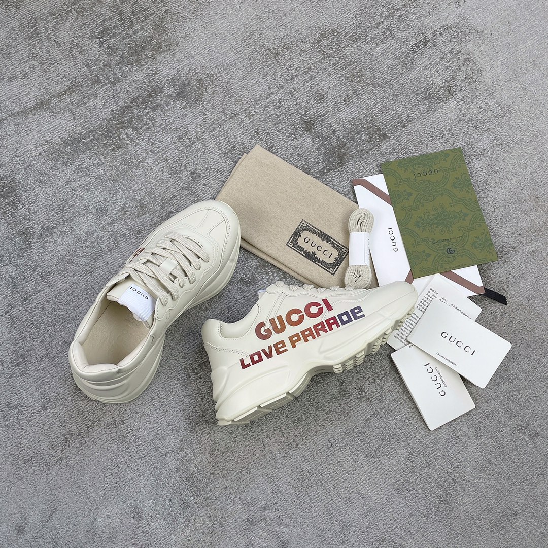 Gucci Pops This collection has a lot of flora and fauna elements Original material