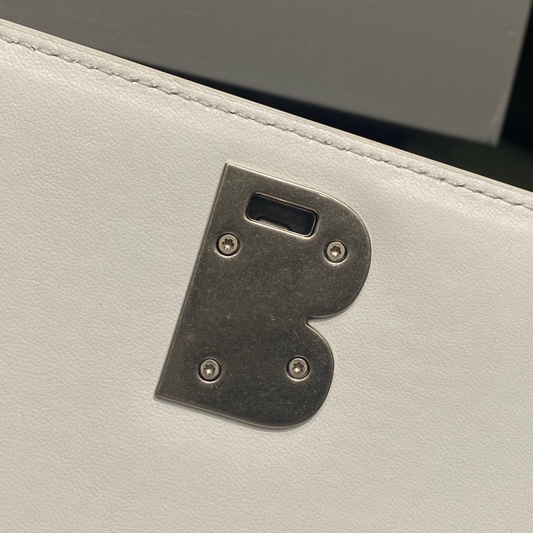 BALENCIAGA 𝘀𝗺𝗮𝗹𝗹 𝗯𝗮𝗴 Plain white silver buckle
