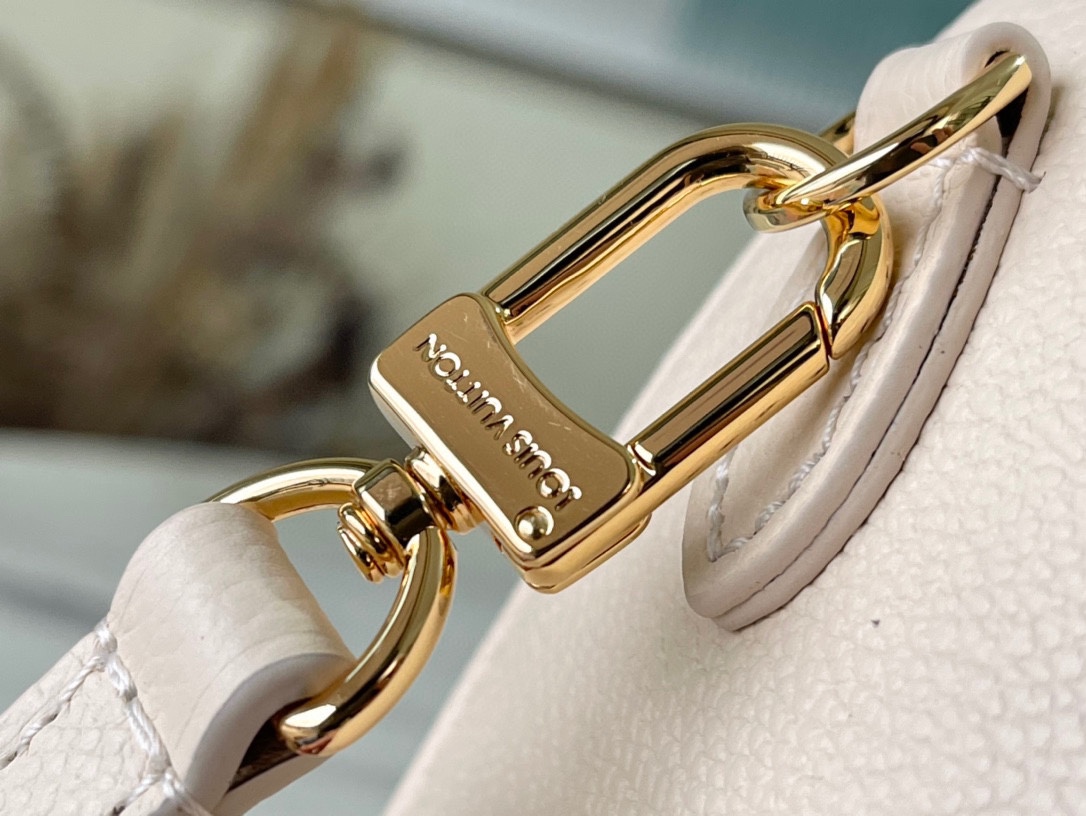 𝐋𝐎𝐔𝐈𝐒 𝐕𝐔𝐈𝐓𝐓𝐎𝐍    M81913