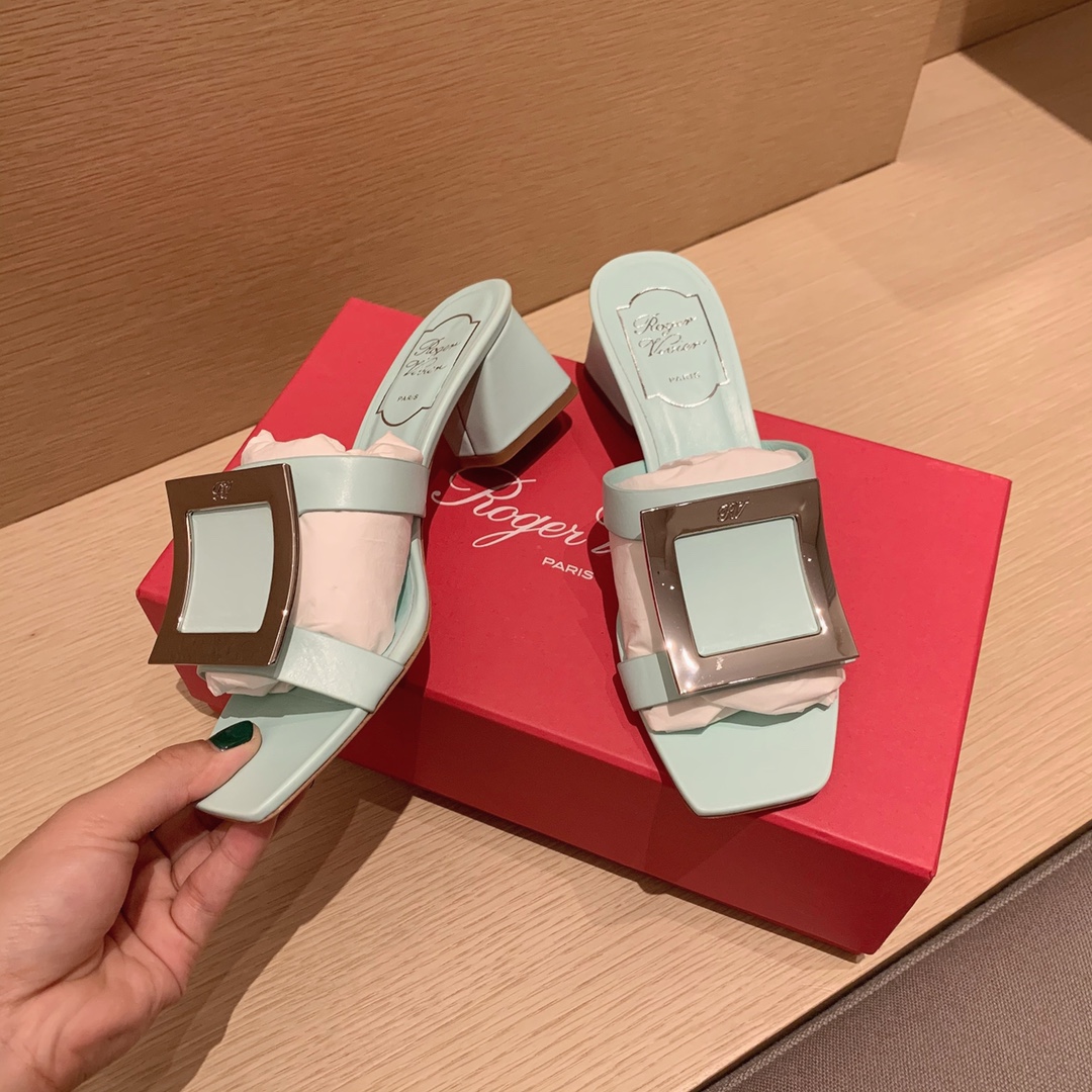 Roger vivier | 𝟐𝟎𝟐𝟏/𝐒𝐒 𝐧𝐞𝐰 2021 Summer Slippers Bikiviv' Metal Buckle PVC Mule Shoes