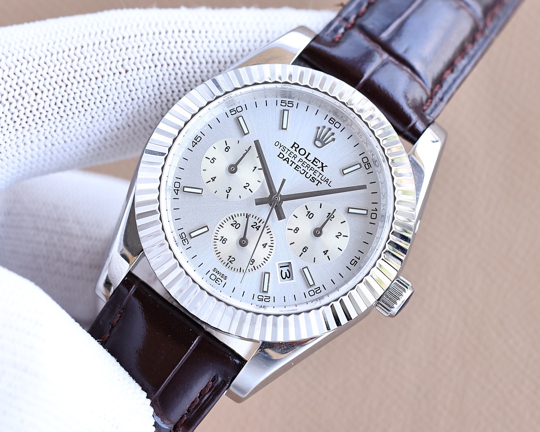 Rolex . The bezel adopts 48 Slovak diamonds