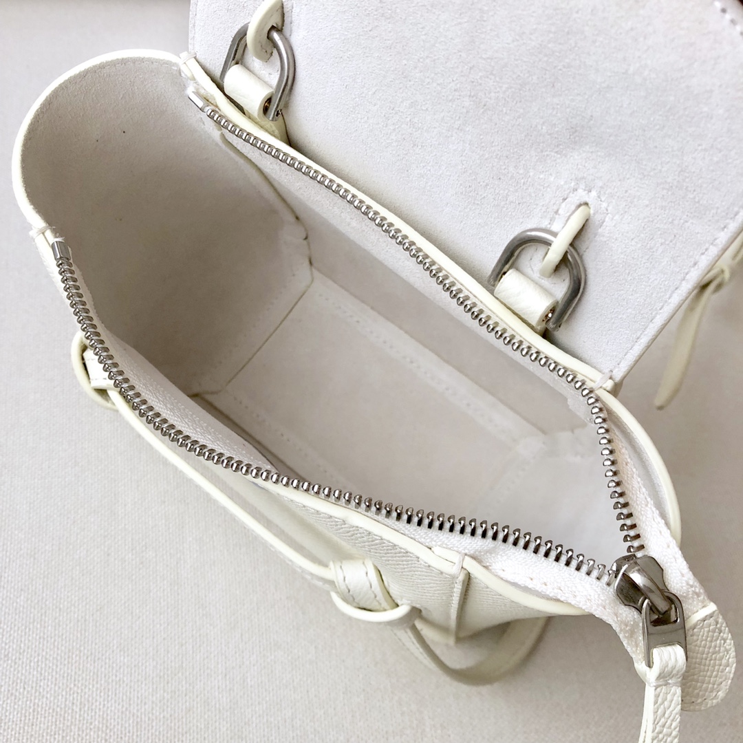 𝐂𝐞𝐥𝐢𝐧𝐞 𝐛𝐞𝐥𝐭 𝐩𝐢𝐜𝐨 𝟏𝟔𝐜𝐦 Grained Calfskin Bag