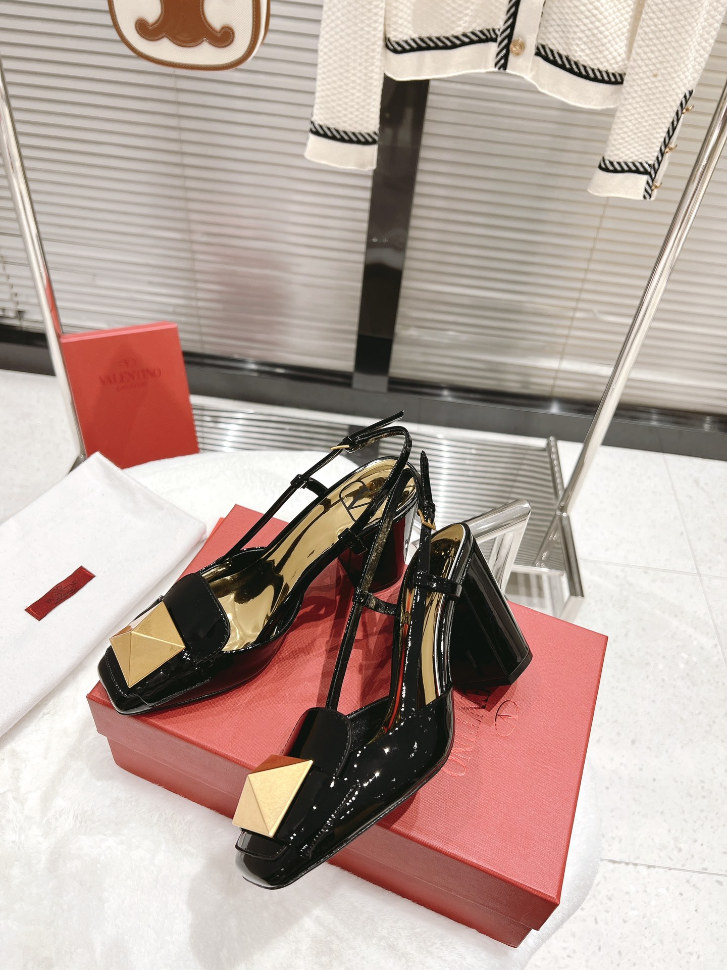 【Valentino】𝟐𝟎𝟐𝟏/𝐒𝐒 𝐧𝐞𝐰  Valentino fabric patent leather lining sheepskin sole cowhide