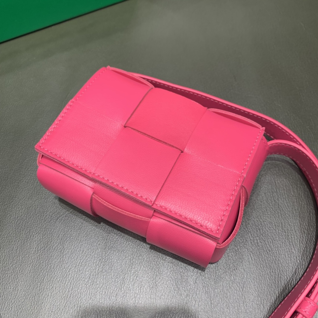 Bottega Veneta  MINI CASSETTE #666688