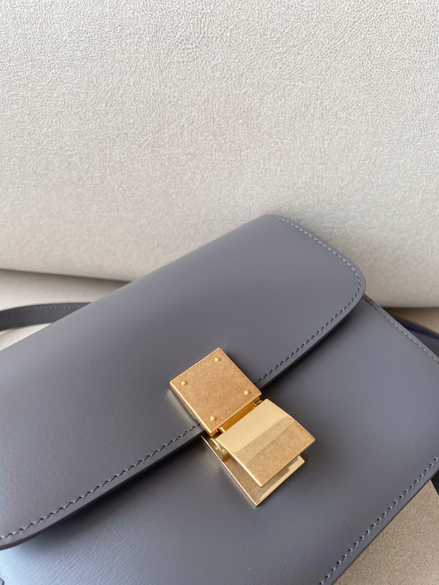 𝐂𝐞𝐥𝐢𝐧𝐞 Box Teen bag in polished calfskin