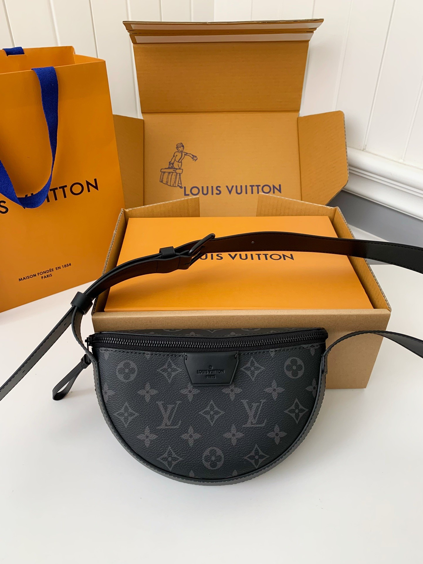 Louis Vuitton 24s New DISCOverY Small Backpack M46684, Top Quality ​Size: 29 * 38 * 20cm