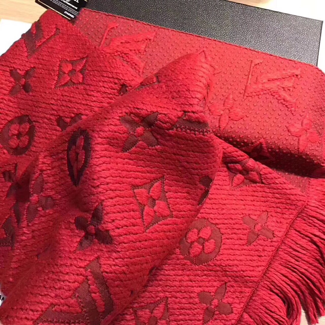 𝐋𝐨𝐮𝐢𝐬 𝐯𝐮𝐢𝐭𝐭𝐨𝐧 wool scarf