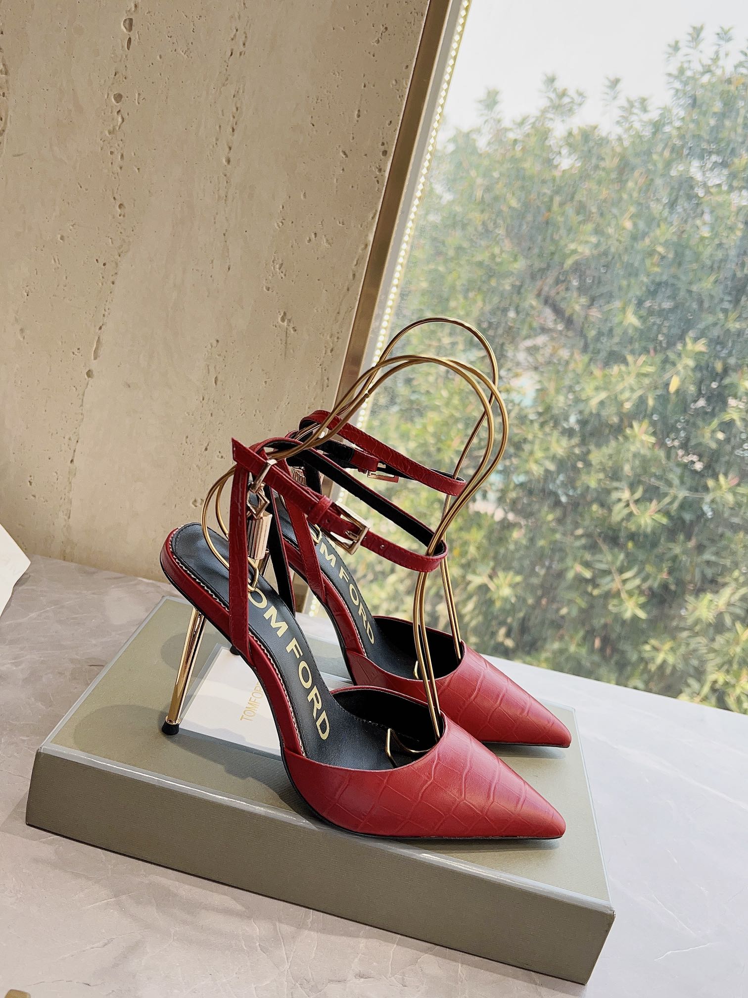 𝐓𝐎𝐌𝐅𝐎𝐑𝐃｜𝟐𝟎𝟐𝟑𝐒𝐒/𝐧𝐞𝐰  Dolce & Ga women's jeweled buckle jacquard raglan heels