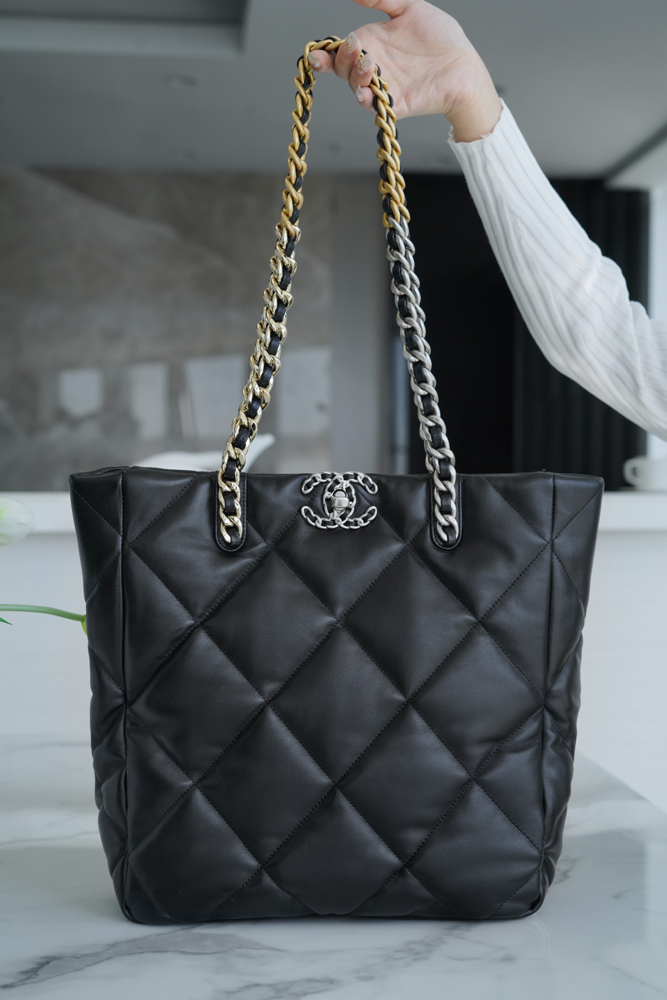 𝗖𝗛𝗔𝗡𝗘𝗟 𝟮𝟮𝗕 19 𝑩𝑨𝑮 𝑻𝒐𝒕𝒆 Italy 🇮🇹 level [box] lambskin 🐑 Genuine Leather Black Silver