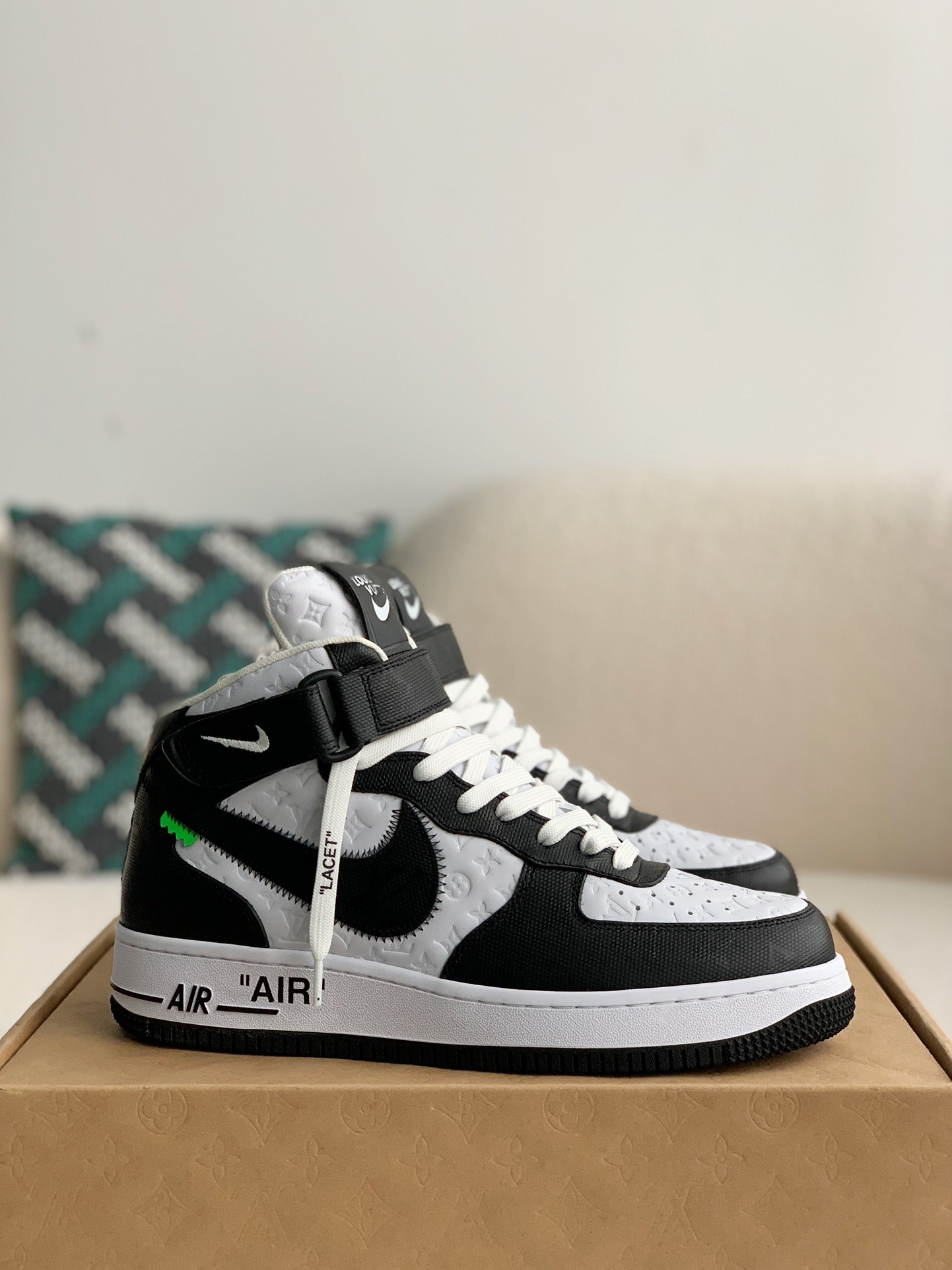 LOUIS VUITTON SNEAKERS