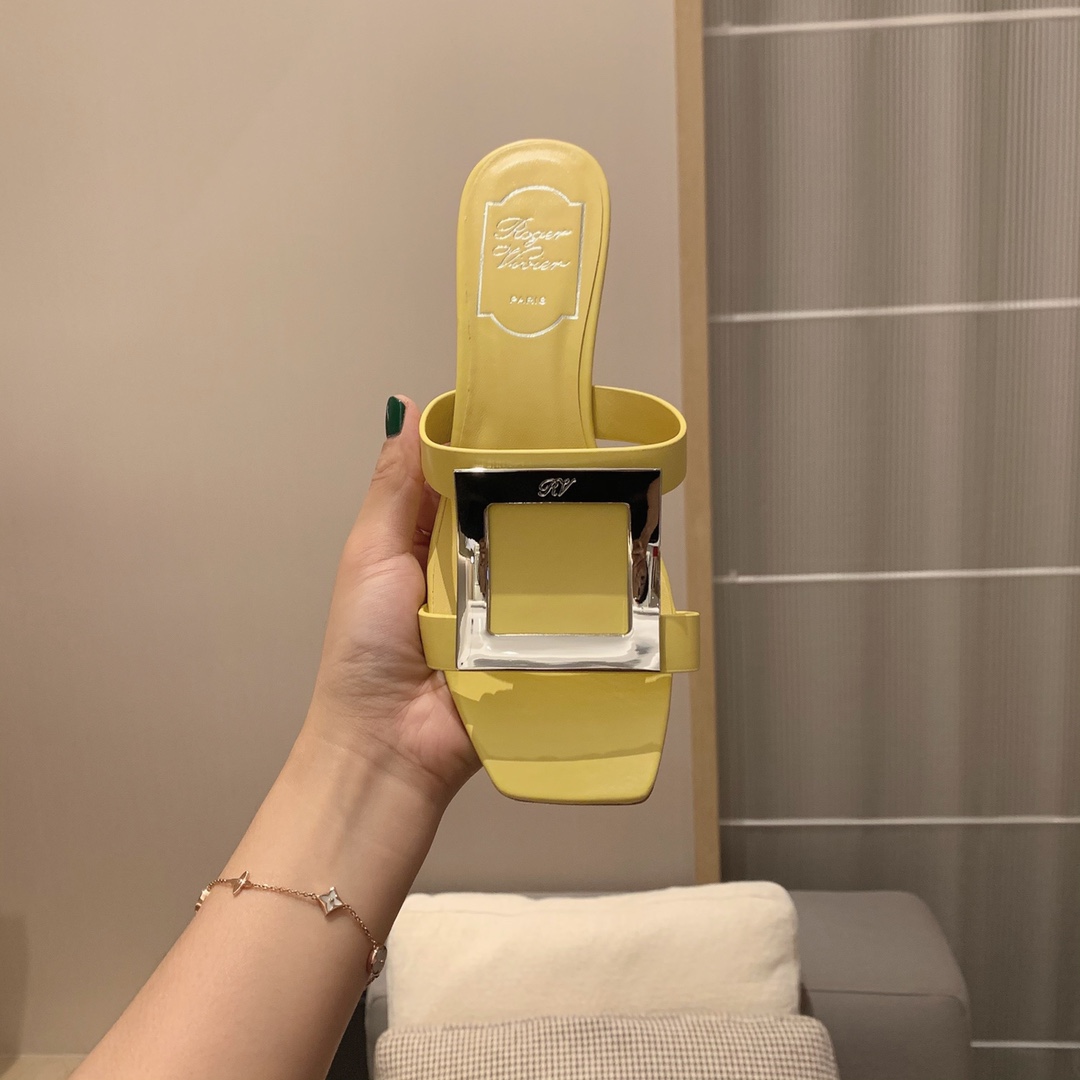 Roger vivier | 𝟐𝟎𝟐𝟏/𝐒𝐒 𝐧𝐞𝐰 2021 Summer Slippers Bikiviv' Metal Buckle PVC Mule Shoes