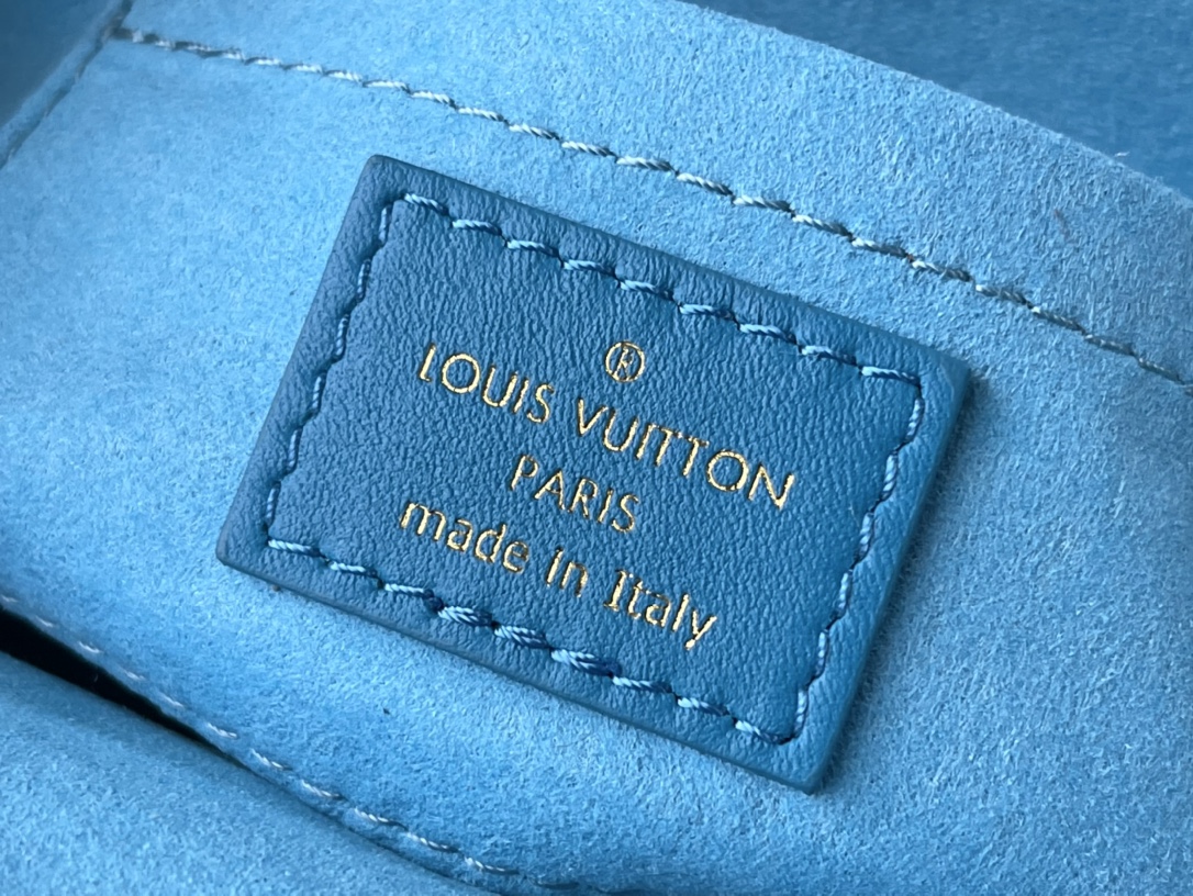 𝐋𝐎𝐔𝐈𝐒 𝐕𝐔𝐈𝐓𝐓𝐎𝐍    M22325