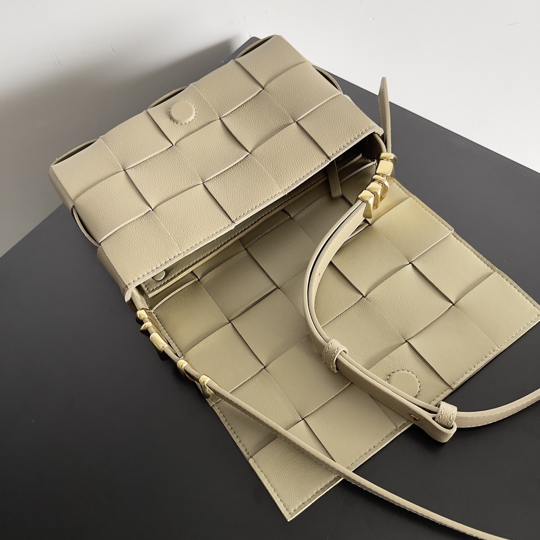 Bottega Veneta Cassette 5-panel lychee print taupe #666870