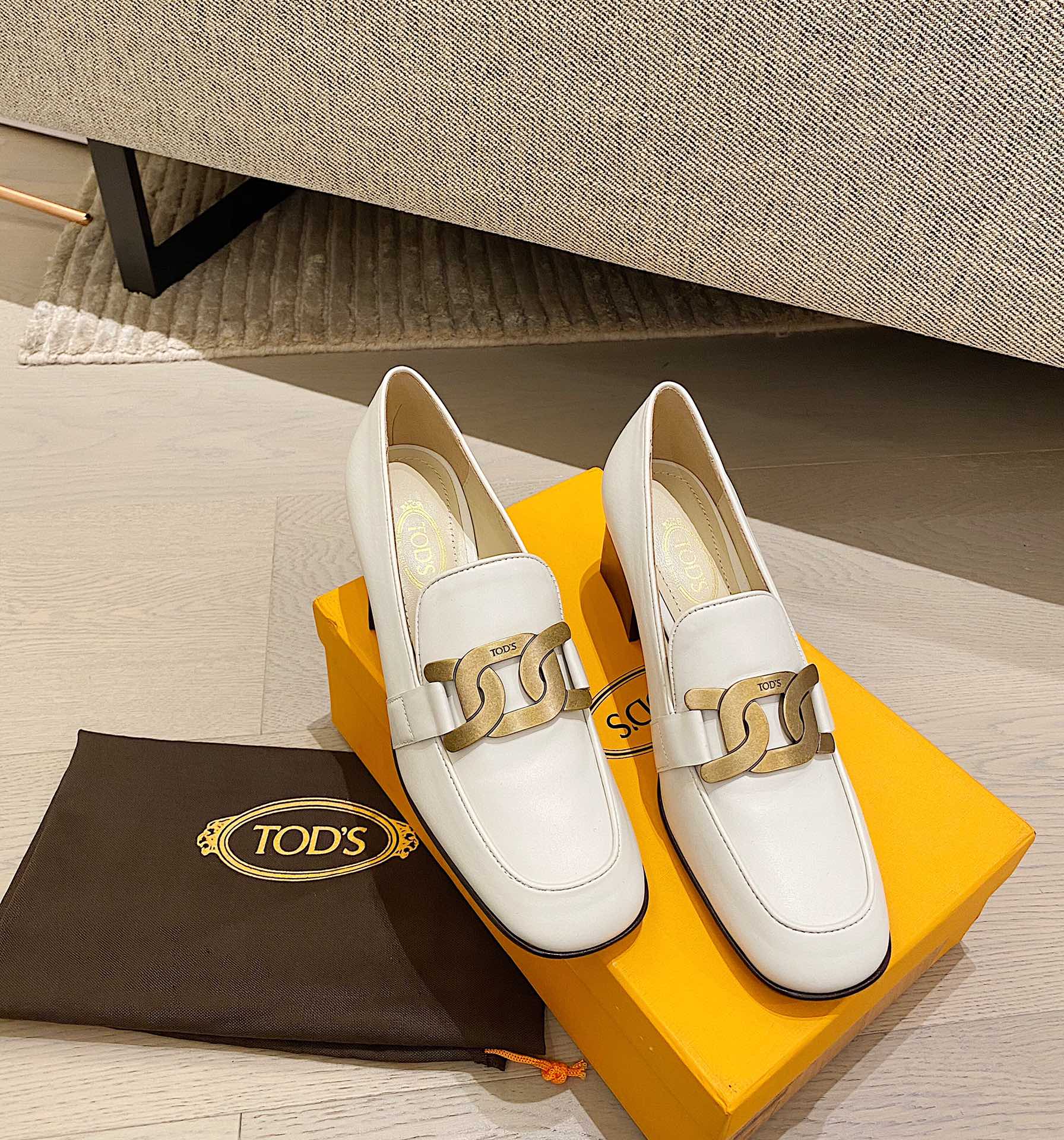TOD'S 𝙏𝙊𝘿𝙎 2020 autumn and winter new coarse heel twist buckle Le Fu shoes ✔️ coarse heel also arranged on