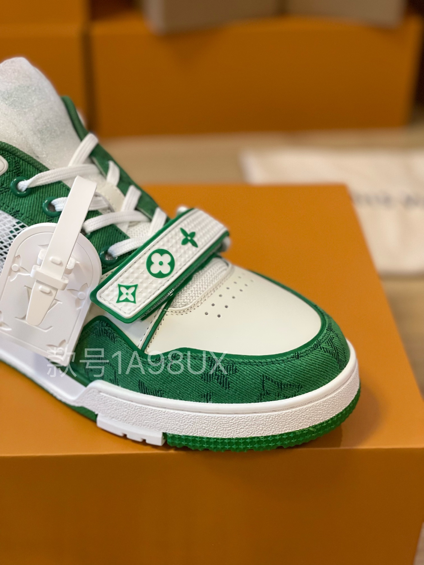 Louis Vuitton Trainer sneakers for couples, style 1A98UX