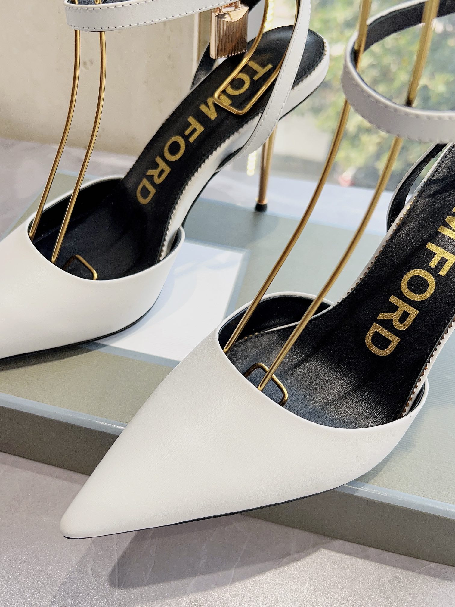 𝐓𝐎𝐌𝐅𝐎𝐑𝐃｜𝟐𝟎𝟐𝟑𝐒𝐒/𝐧𝐞𝐰  Dolce & Ga women's jeweled buckle jacquard raglan heels