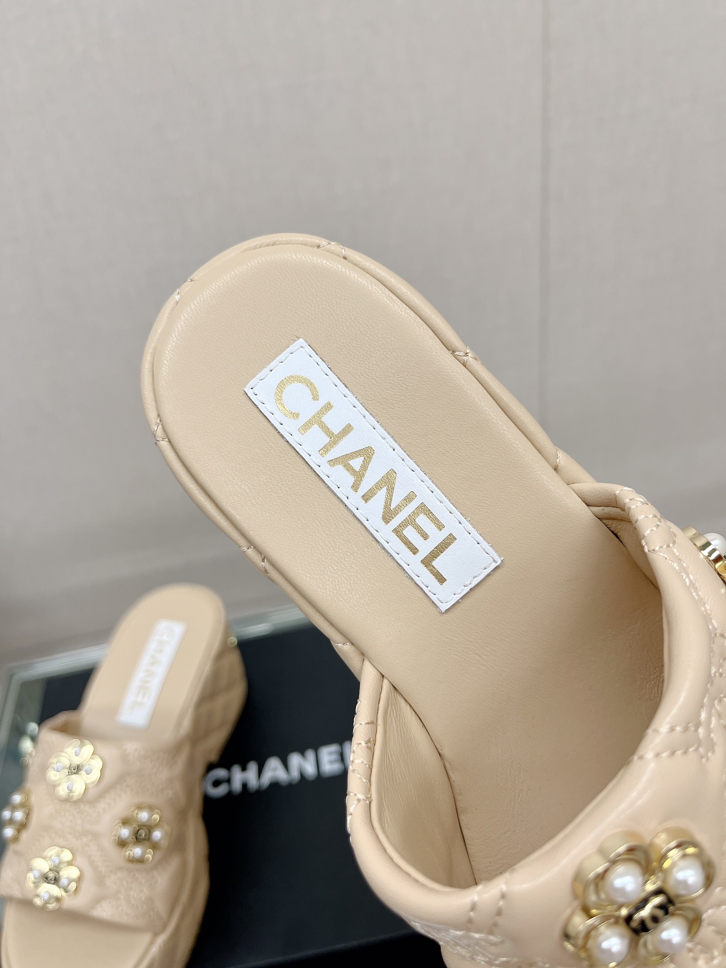 CHANEL water table thick bottom pearl flower slippers original rubber sole