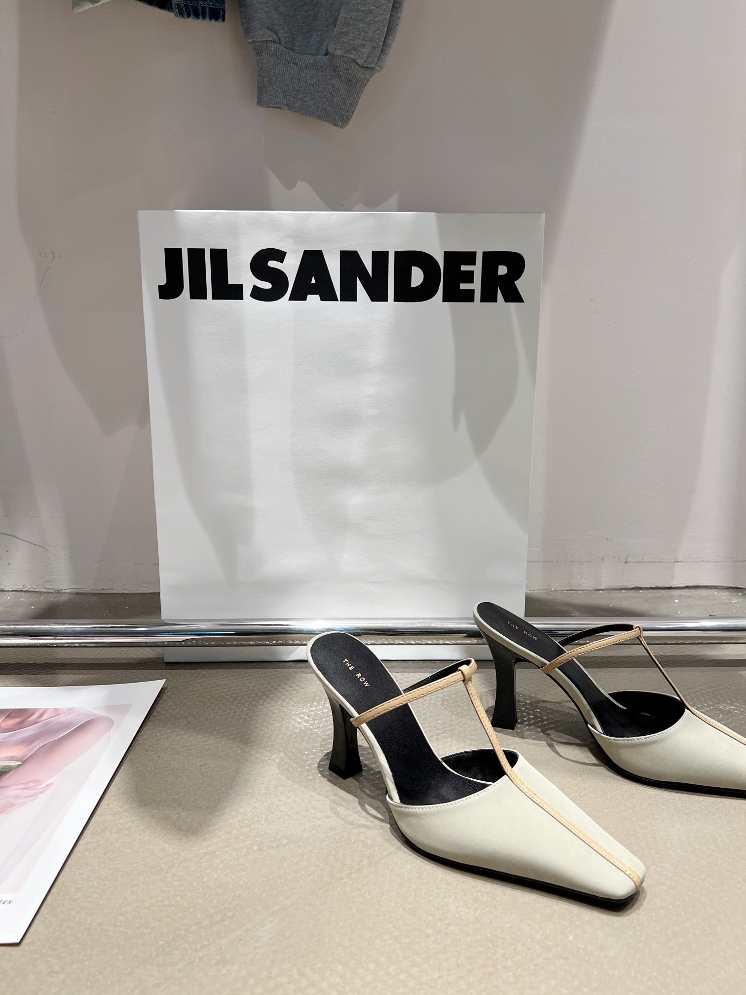 𝐓𝐡𝐞 𝐫𝐨𝐰 ｜𝟐𝟎𝟐𝟐/𝐒𝐒 𝐧𝐞𝐰 Retro minimalist wrap-around heels Custom leather Original outsole