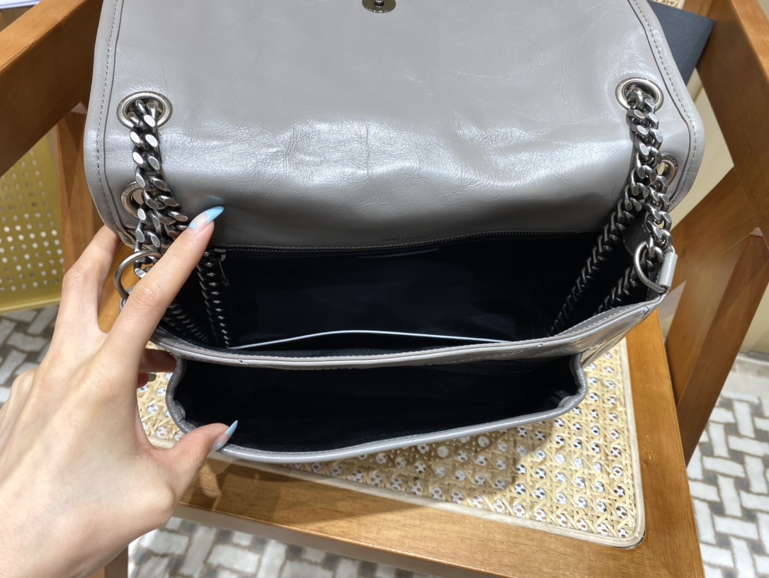 SAINT LAURENT  𝐍𝐢𝐤𝐢 28𝐜𝐦 #633158