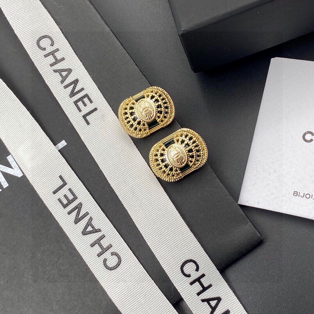CHANEL🇫🇷Xiaoxiang medieval letter earrings