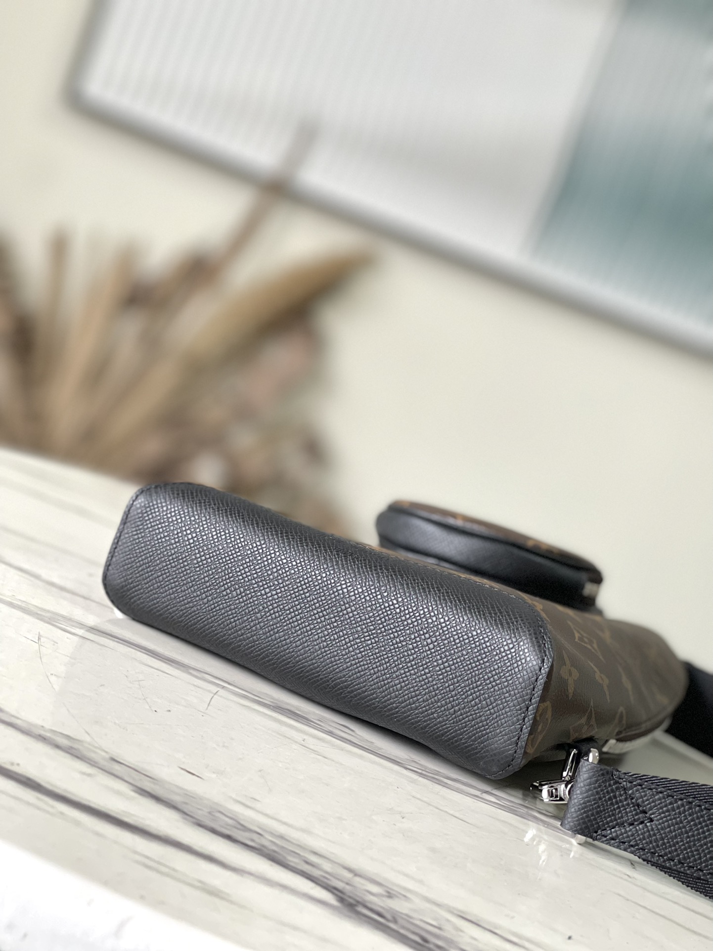 𝐋𝐎𝐔𝐈𝐒 𝐕𝐔𝐈𝐓𝐓𝐎𝐍 M30936 Presbyopia Duo Shoulder Bag Stitching