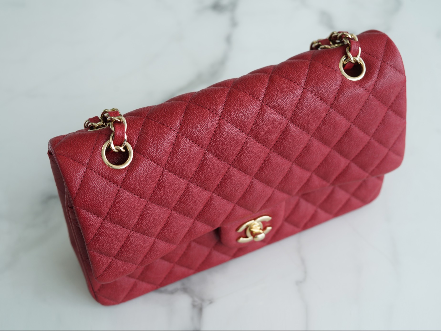 𝐂𝐇𝐀𝐍𝐄𝐋 Classic Flap washed cowhide is made from the most delicate newborn calves Washed fetal cow Medium Burgundy