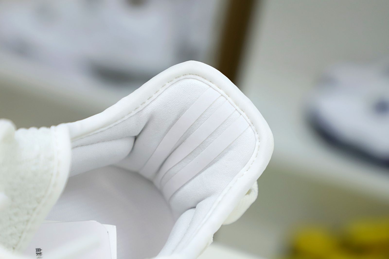 YEEZY BOOST 350 V2 CREAM WHITE / TRIPLE WHITE