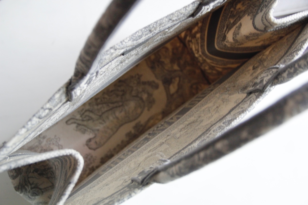 DIOR TOTE Grey Tiger