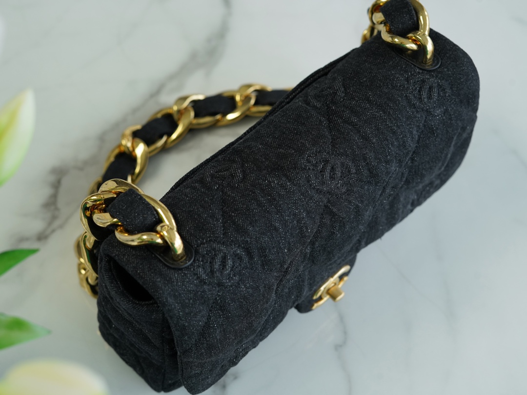 𝗖𝗛𝗔𝗘𝗡𝗟✦ 𝟮𝟮𝐒 Denim Underarm Bag