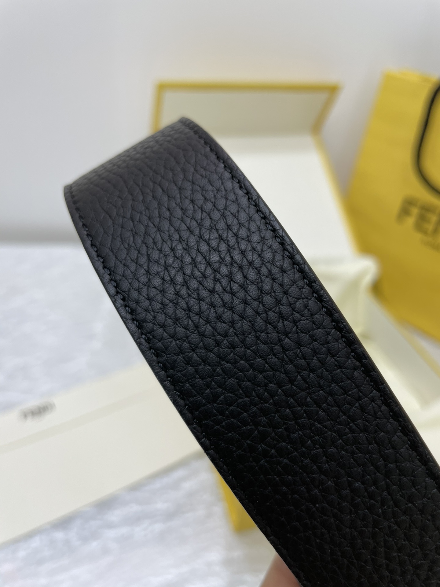 FENDI imported Italian calfskin 👍 Pin buckle design