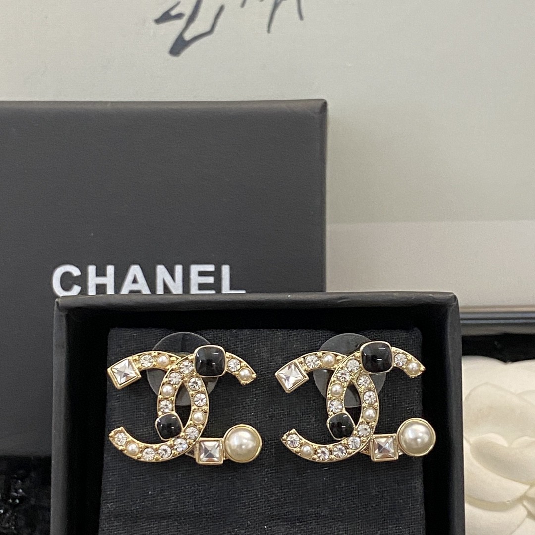 CHANEL🇫🇷Xiaoxiang Swarovski Pearl Diamond Alphabet Stud Earrings