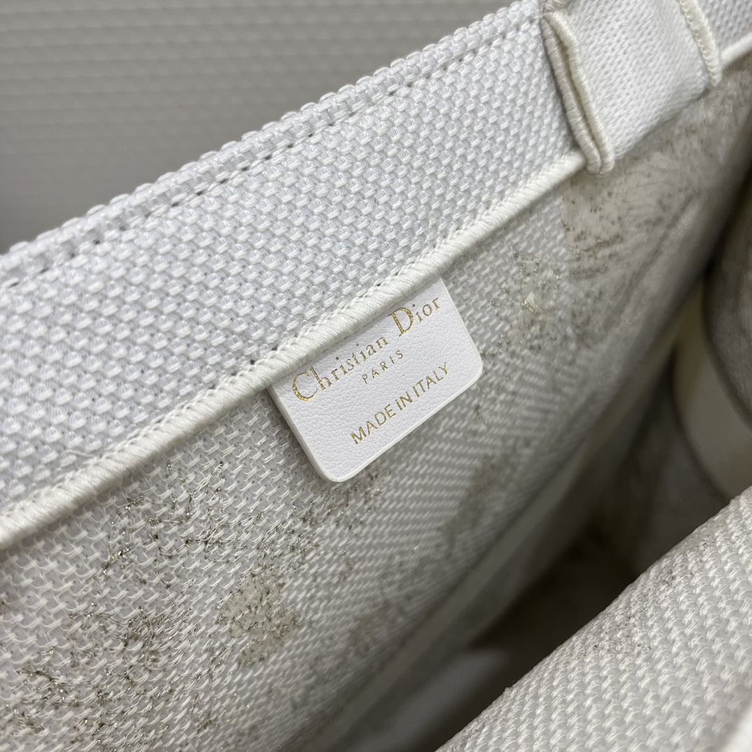 DIOR TOTE Christmas Limited Edition Collection