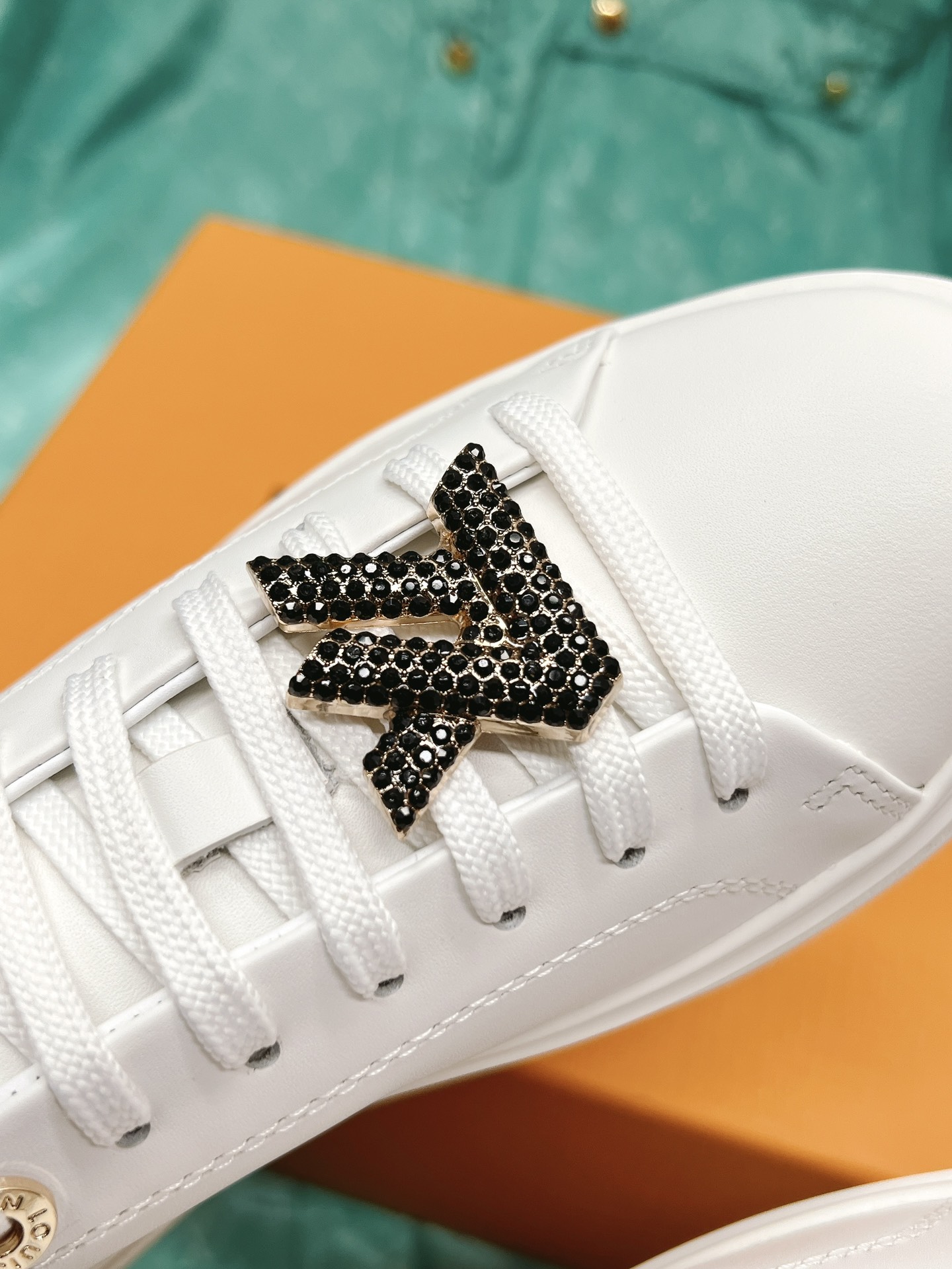 Louis Vuitton's new letter rhinestone white shoes series is new🆕