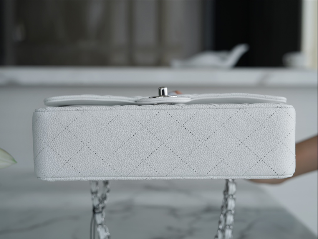 𝐂𝐇𝐀𝐍𝐄𝐋 Classic Flap France 🇫🇷 𝐇𝐇 𝐚𝐚𝐬 Original Caviar🐂 Custom Calfskin Classic Flap Bag Medium Silver Buckle White