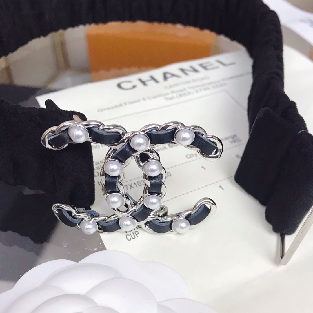 𝗖𝗛𝗔𝗡𝗘𝗟 Classic pearl lambskin elasticated waistband