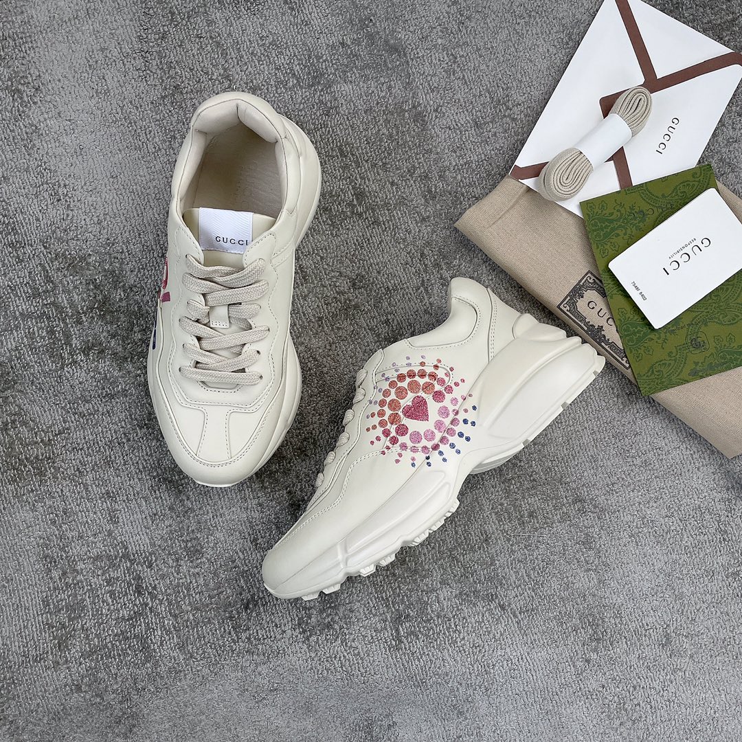 Gucci Pops This collection has a lot of flora and fauna elements Original material