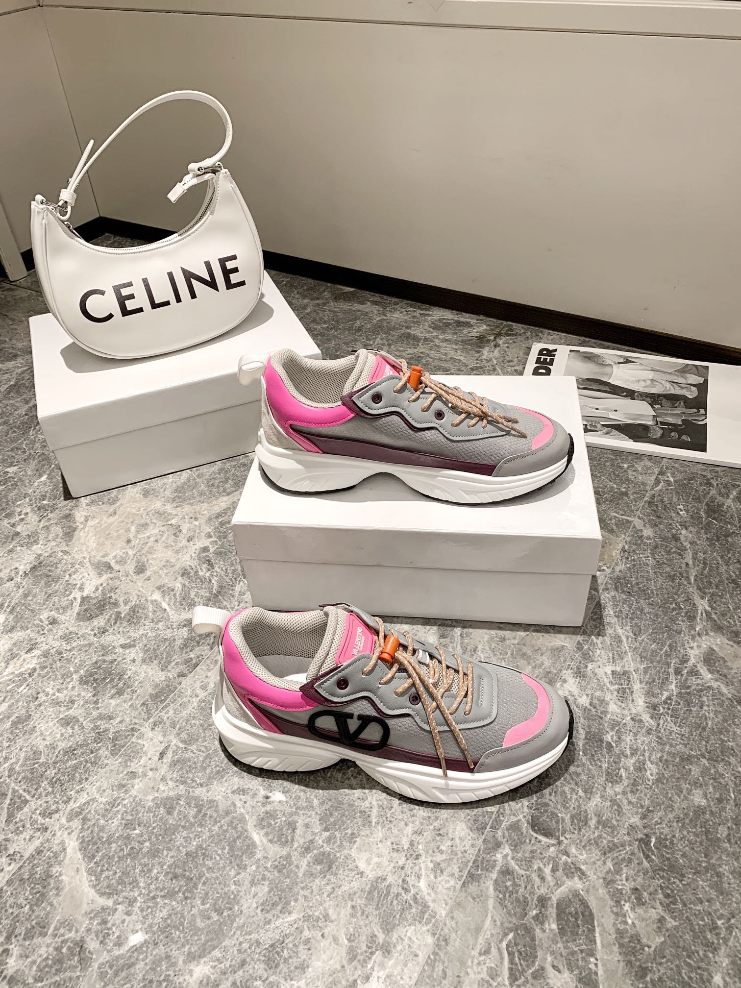 【Valentino】𝟐𝟎𝟐𝟏/𝐒𝐒 𝐧𝐞𝐰 Valentino 2022 ss spring-summer collection of new old man shoes