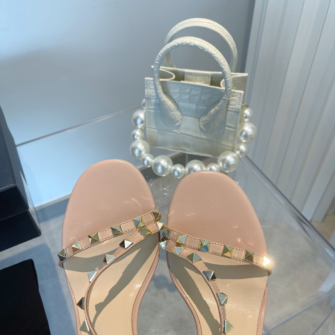 【Valentino】𝟐𝟎𝟐𝟏/𝐒𝐒 𝐧𝐞𝐰 Valentino's new Spring/Summer 2021 collection is still the classic studded collection