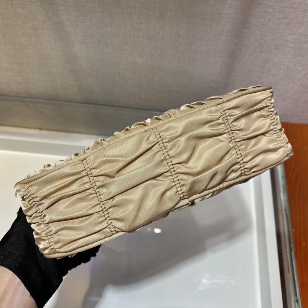 𝐏𝐑𝐀𝐃𝐀 nylon crinkle Hobo underarm bag