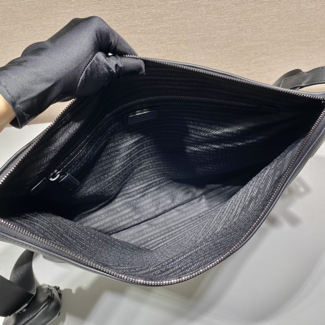 𝐏𝐑𝐀𝐃𝐀 New men's bag 2VH121