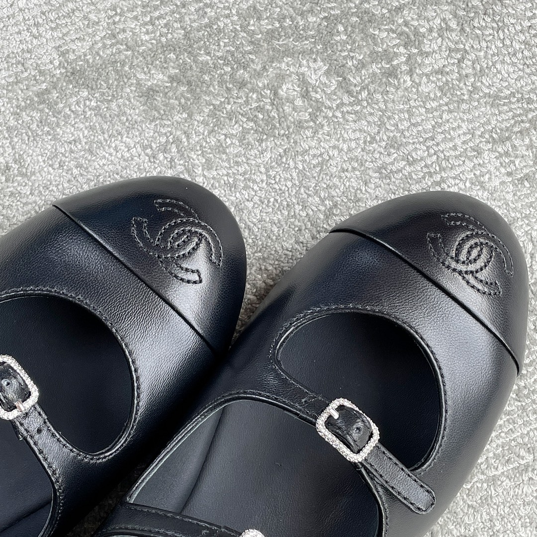 CHANEL Xiao Xiang's new double strap ballet shoes above the buckle on the small diamonds of the delicate shine