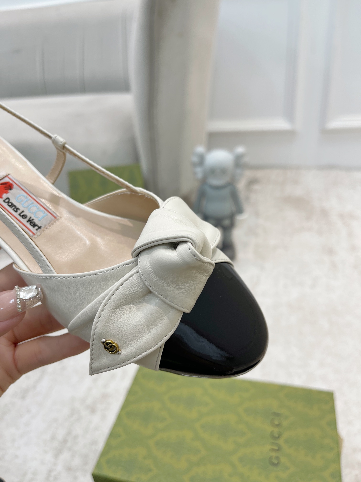 Gucci new buckle bow sandals