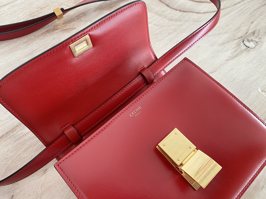 𝐂𝐞𝐥𝐢𝐧𝐞 Box Teen bag in polished calfskin