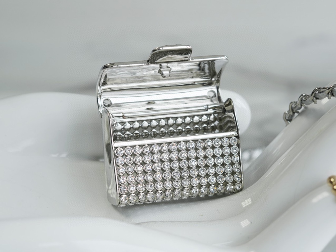 𝗖𝗛𝗔𝗘𝗡𝗟✦ Flowing rhinestone 𝟮𝟮𝗣 rhinestone metal necklace bag