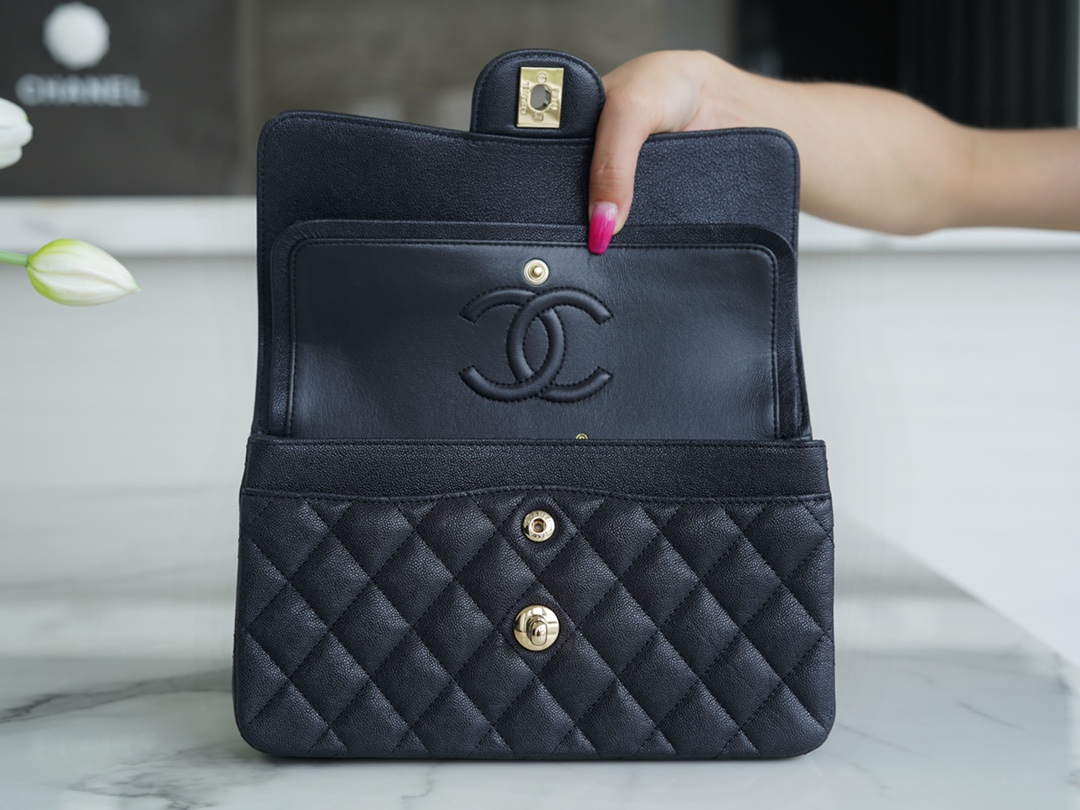 𝐂𝐇𝐀𝐍𝐄𝐋 Classic Flap washed cowhide is made from the most delicate newborn calves washed fetal cow small black and blue🪁