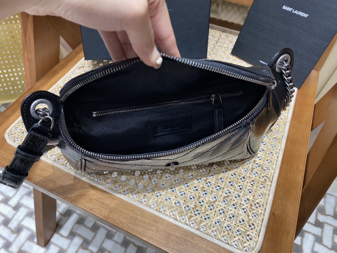 SAINT LAURENT 𝑵𝒊𝒌𝒊 𝒃𝒐𝒅𝒚 𝒃𝒂𝒈  #577124.JD