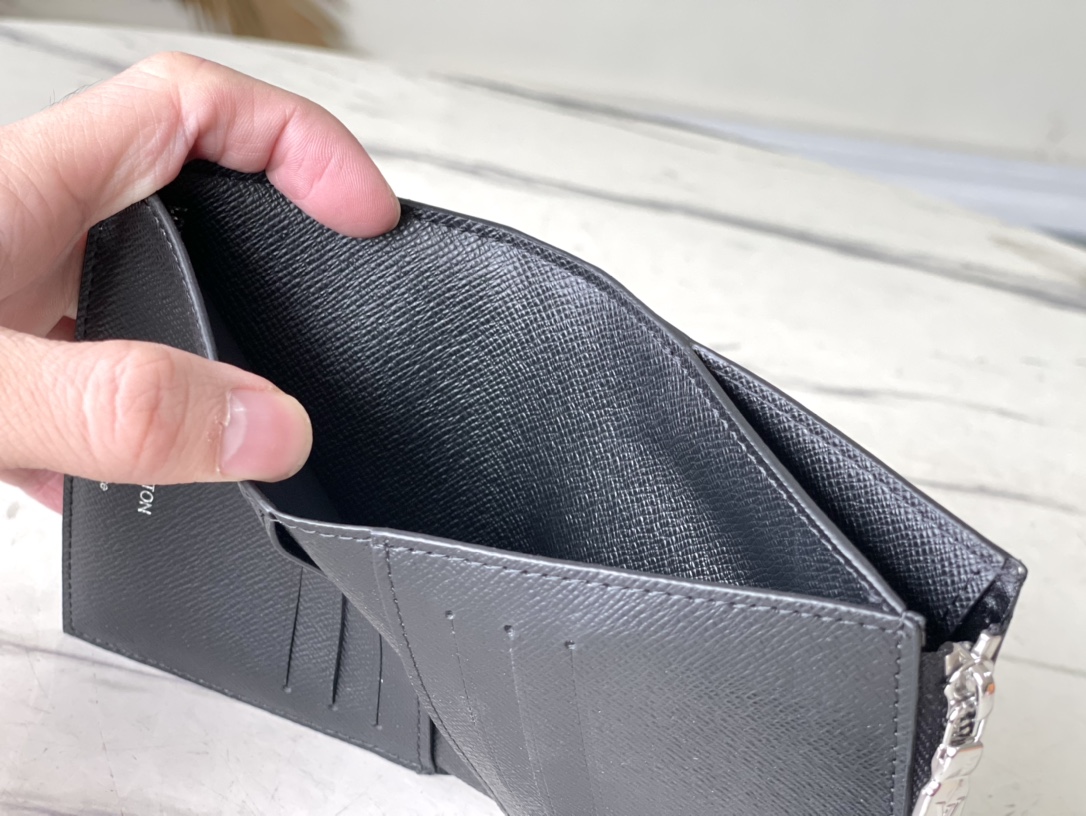 𝐋𝐎𝐔𝐈𝐒 𝐕𝐔𝐈𝐓𝐓𝐎𝐍  N60451