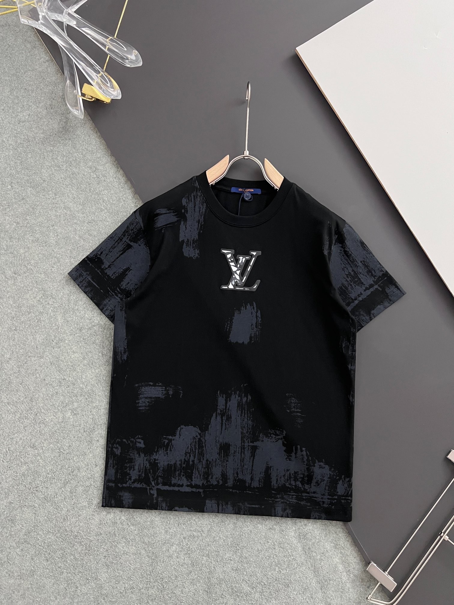 Louis Vuitton 24 classic embroidered pockets with trendy t-shirts