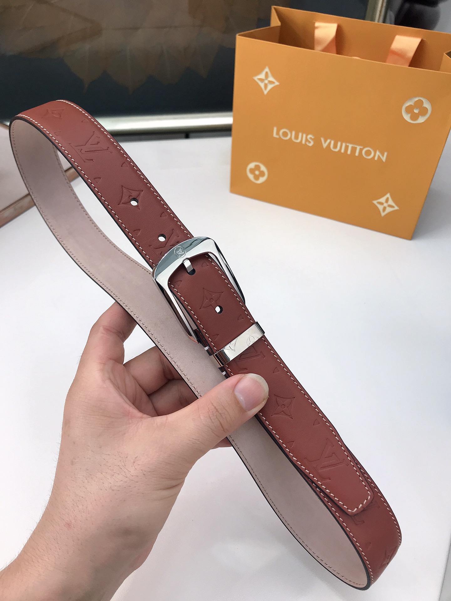 LOUIS VUITTO belt is double-sided with Italian original custom imported cowhide embossing