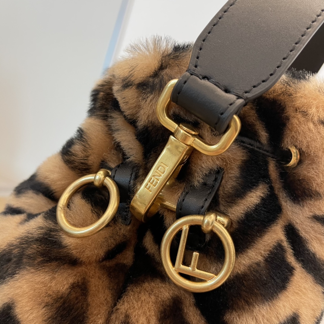 FENDI autumn and winter new shearling small bucket